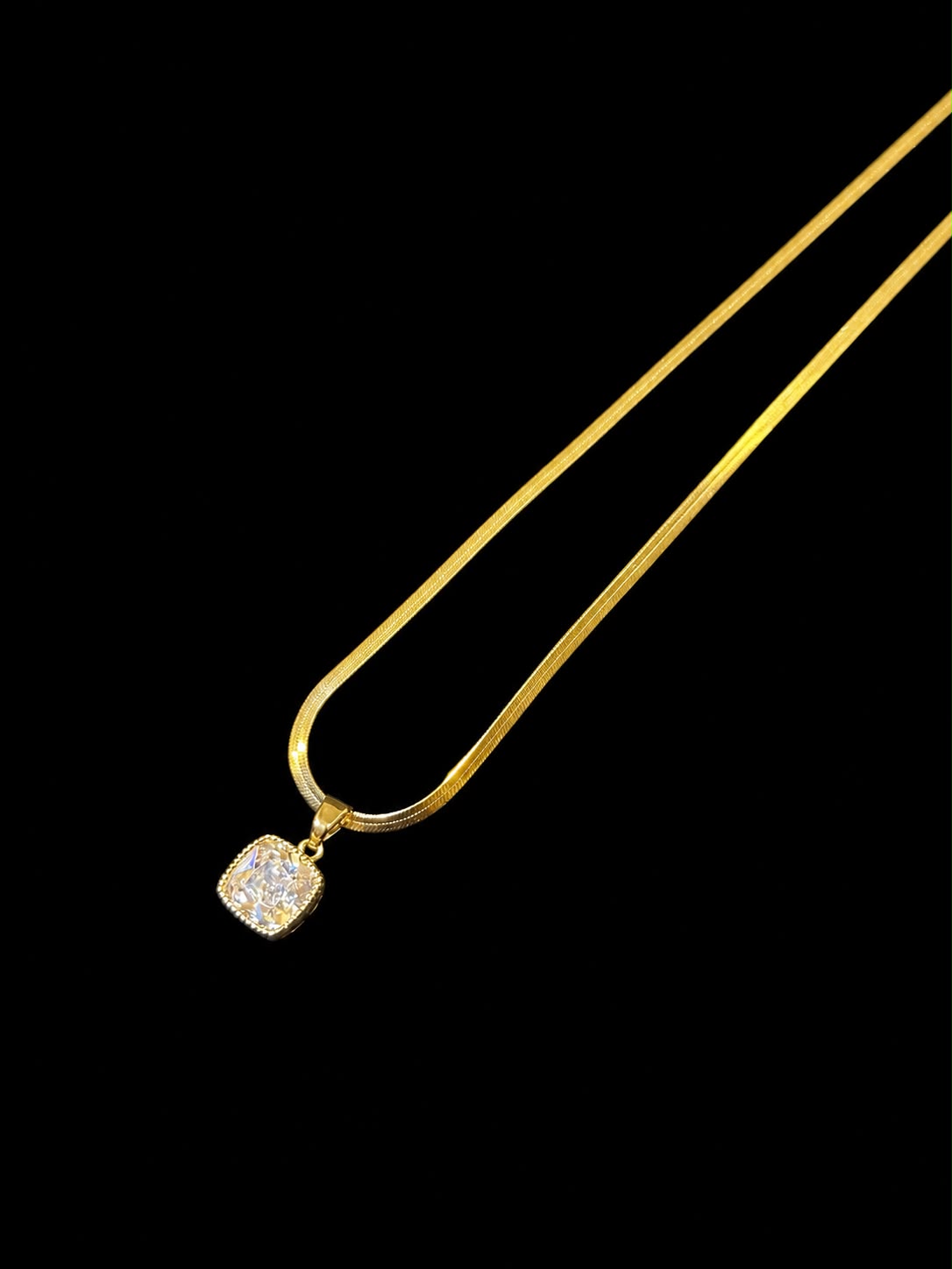 Sparkling Golden Necklace thumbnail 3